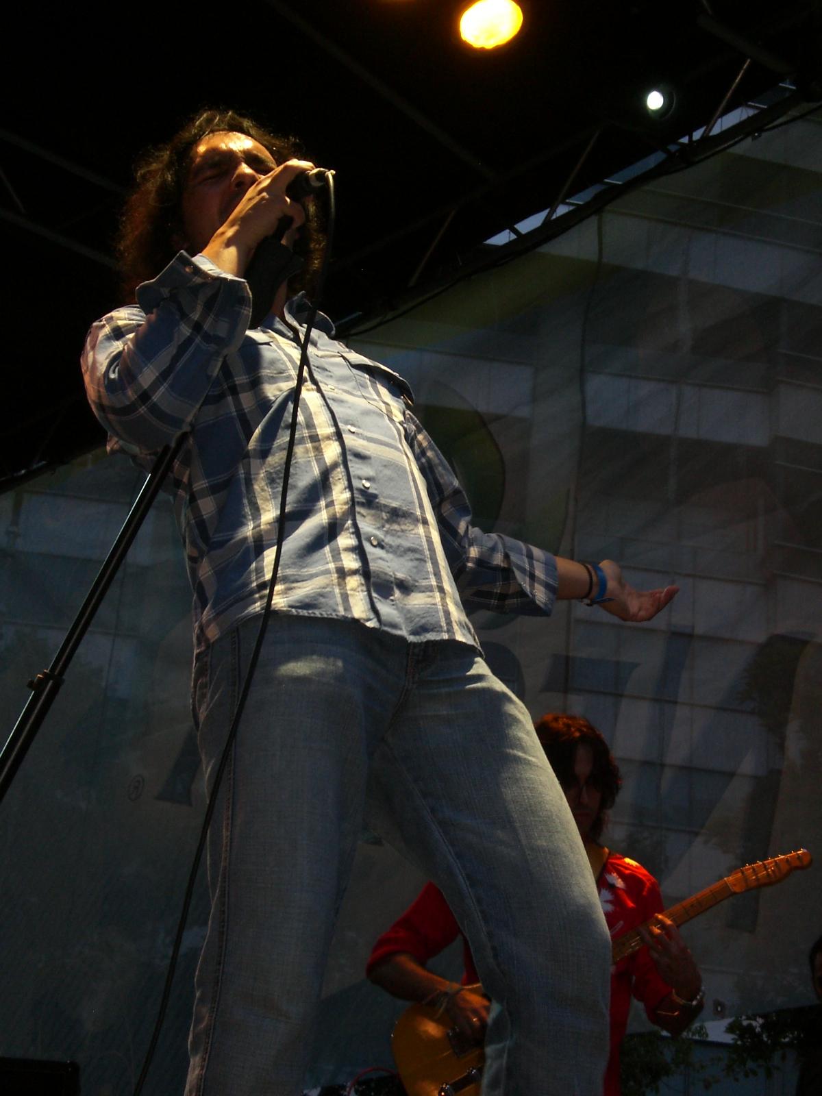 background-singer